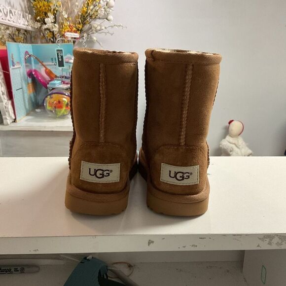 UGG Toddlers Classic II Boot Size 9 - Picture 4 of 5